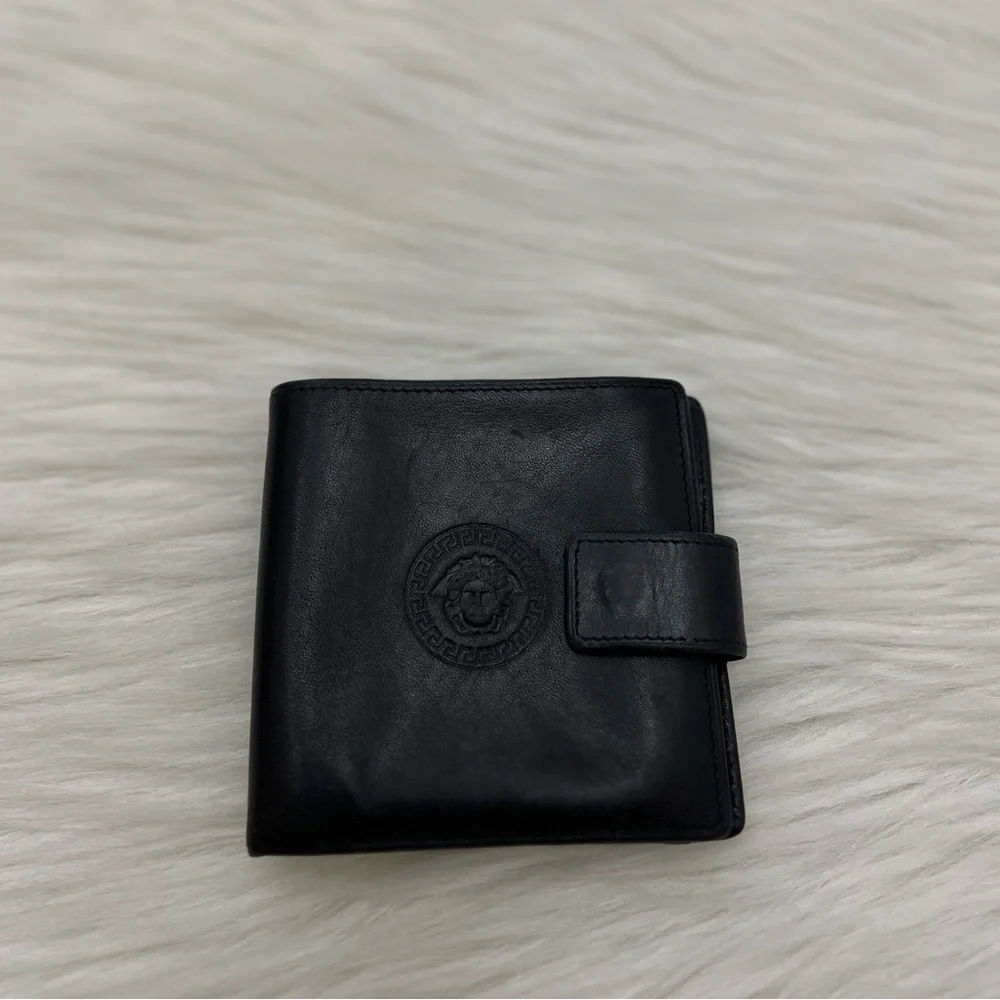 GIANNI VERSACE - BLACK LEATHER COMPACT BIFOLD SNAP WALLET